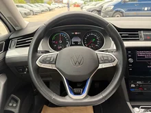 VW Passat Variant GTE in 2Y Gletscherweiß Metallic