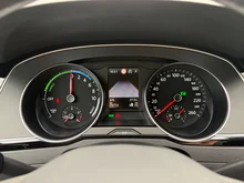 VW Passat Variant GTE in 2Y Gletscherweiß Metallic