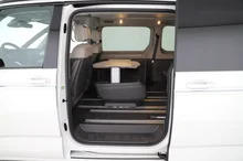VW California Multivan California eHybrid 180 kW 4M in Candyweiß / Dach Deepblack Perleffekt