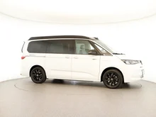 VW California Multivan California eHybrid 180 kW 4M in Candyweiß / Dach Deepblack Perleffekt