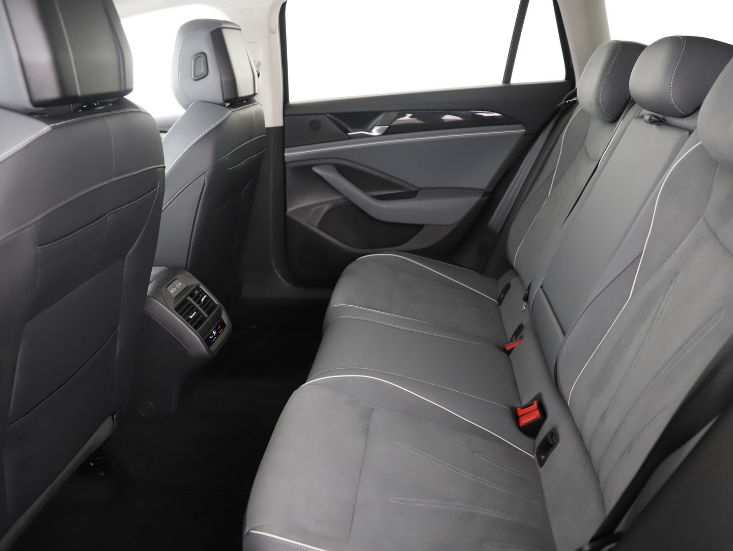 VW Passat Variant Business eTSI DSG | Bild 10 von 15