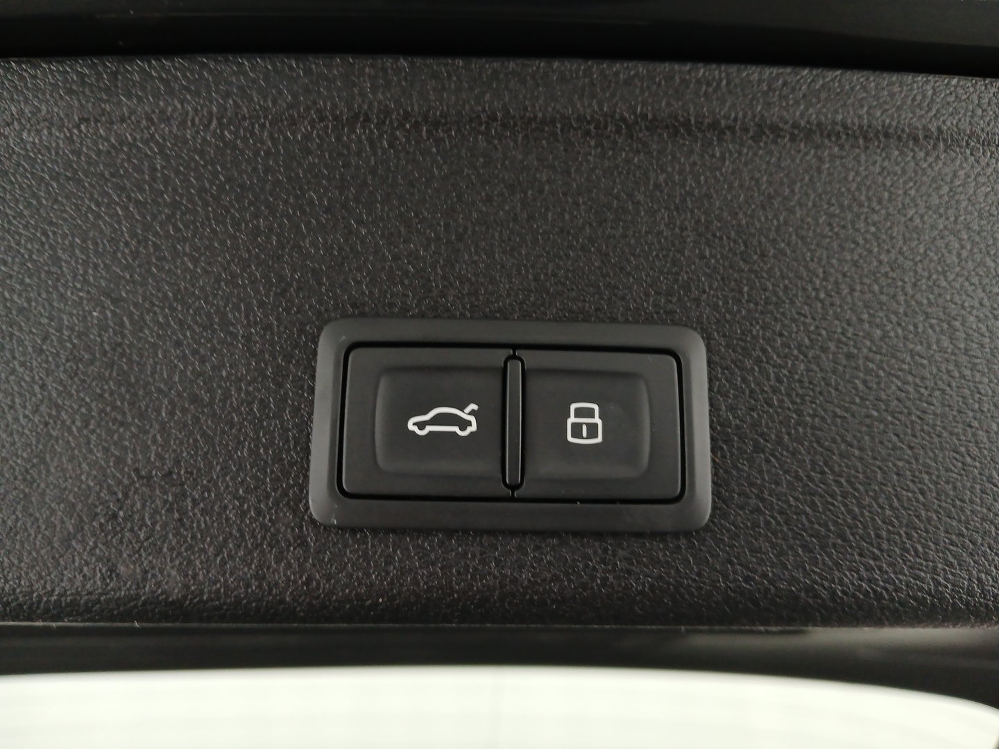 Audi A4 Avant 30 TDI advanced | Bild 30 von 32