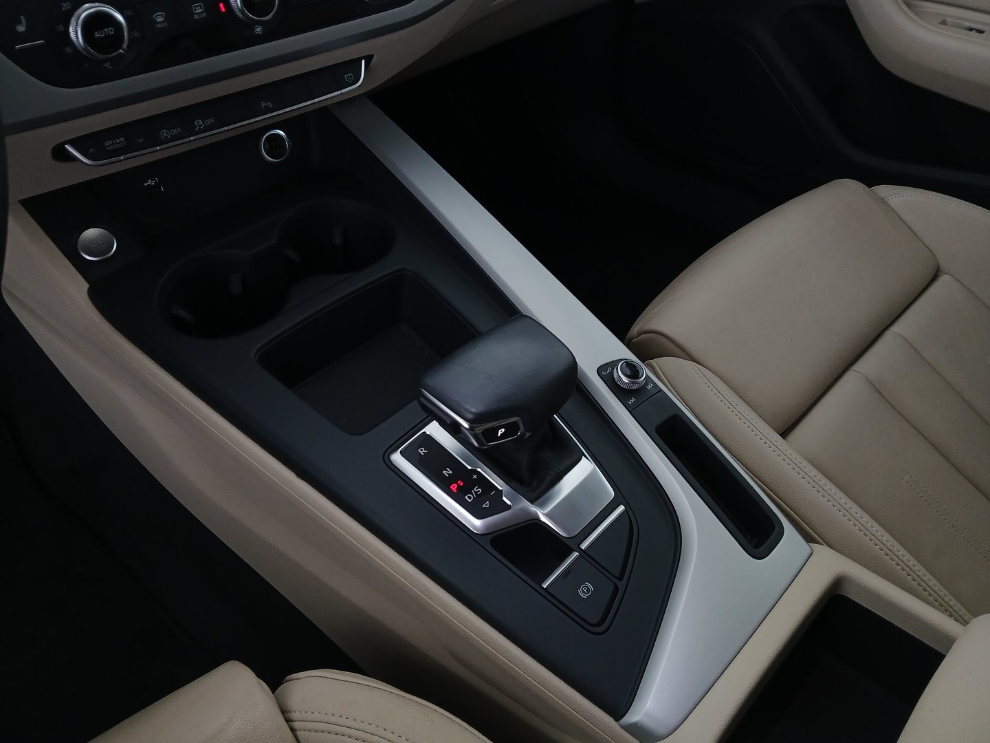 Audi A4 Avant 30 TDI advanced | Bild 27 von 32
