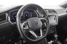 VW Tiguan R-Line 4Motion in DEEP BLACK PERLEFFEKT