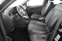 VW Tiguan R-Line 4Motion in DEEP BLACK PERLEFFEKT