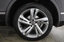 VW Tiguan R-Line 4Motion in DEEP BLACK PERLEFFEKT