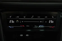 VW Tiguan R-Line 4Motion in DEEP BLACK PERLEFFEKT