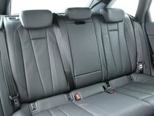 Audi A4 Avant 35 TFSI S line in 0E Mythosschwarz Metallic