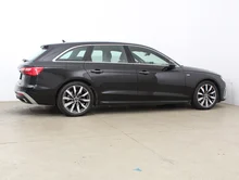 Audi A4 Avant 35 TFSI S line in 0E Mythosschwarz Metallic