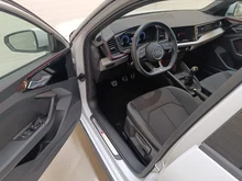 Audi A1 citycarver 35 TFSI intense in Gletscherweiss Metallic