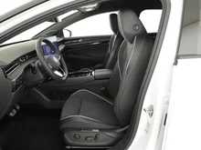 VW ID.7 Tourer Pro 210 kW Business - 77 kWh in Gletscherweiß Metallic Dach Schwarz
