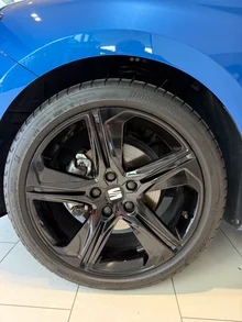 SEAT Leon FR Edition 1.5 TSI 115 PS in Saphir-Blau Metallic