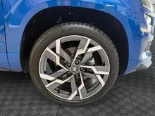 Škoda Karoq 4x4 Sportline TDI DSG in Race-Blau Metallic
