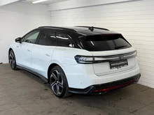 VW ID.7 Tourer GTX 4MOTION 250 kW Business in Gletscherweiß Metallic Dach Schwarz