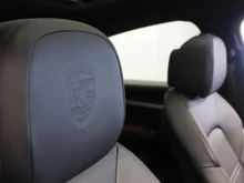 Porsche Cayenne Coupé in schwarz - metallic-perleffektno