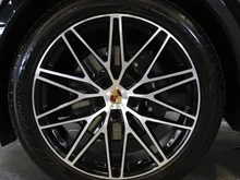Porsche Cayenne Coupé in schwarz - metallic-perleffektno