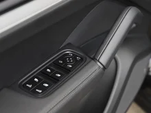 Porsche Cayenne Coupé in schwarz - metallic-perleffektno