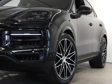 Porsche Cayenne Coupé in schwarz - metallic-perleffektno