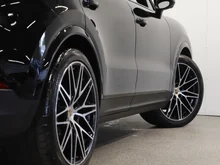 Porsche Cayenne Coupé in schwarz - metallic-perleffektno