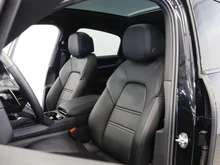 Porsche Cayenne Coupé in schwarz - metallic-perleffektno