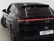 Porsche Cayenne Coupé in schwarz - metallic-perleffektno