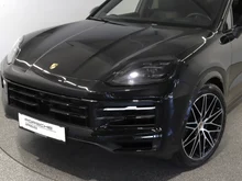 Porsche Cayenne Coupé in schwarz - metallic-perleffektno
