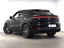 Porsche Cayenne Coupé in schwarz - metallic-perleffektno