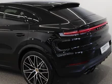 Porsche Cayenne Coupé in schwarz - metallic-perleffektno