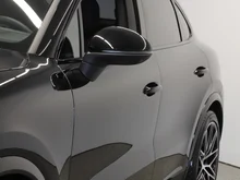 Porsche Cayenne Coupé in schwarz - metallic-perleffektno