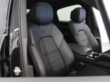 Porsche Cayenne Coupé in schwarz - metallic-perleffektno