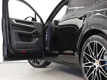 Porsche Cayenne Coupé in schwarz - metallic-perleffektno