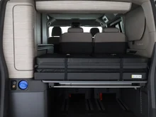 VW California Ocean eHybrid 180 kW 4M in Candyweiß / Dach Deepblack Perleffekt
