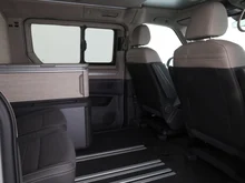VW California Ocean eHybrid 180 kW 4M in Candyweiß / Dach Deepblack Perleffekt