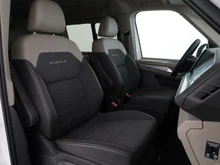 VW California Ocean eHybrid 180 kW 4M in Candyweiß / Dach Deepblack Perleffekt