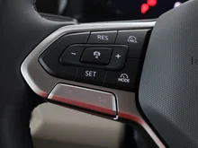 VW California Ocean eHybrid 180 kW 4M in Candyweiß / Dach Deepblack Perleffekt