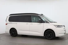 VW California Ocean eHybrid 180 kW 4M in Candyweiß / Dach Deepblack Perleffekt