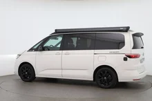 VW California Ocean eHybrid 180 kW 4M in Candyweiß / Dach Deepblack Perleffekt