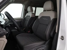 VW California Ocean eHybrid 180 kW 4M in Candyweiß / Dach Deepblack Perleffekt