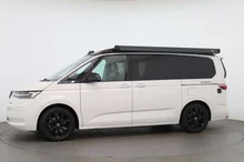 VW California Ocean eHybrid 180 kW 4M in Candyweiß / Dach Deepblack Perleffekt