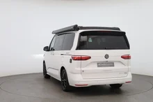 VW California Ocean eHybrid 180 kW 4M in Candyweiß / Dach Deepblack Perleffekt