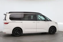 VW California Ocean eHybrid 180 kW 4M in Candyweiß / Dach Deepblack Perleffekt