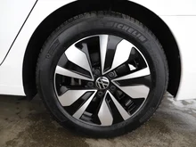 VW Golf Variant Life mHeV TSI DSG in ORYXWEISS PERLMUTTEFFEKT