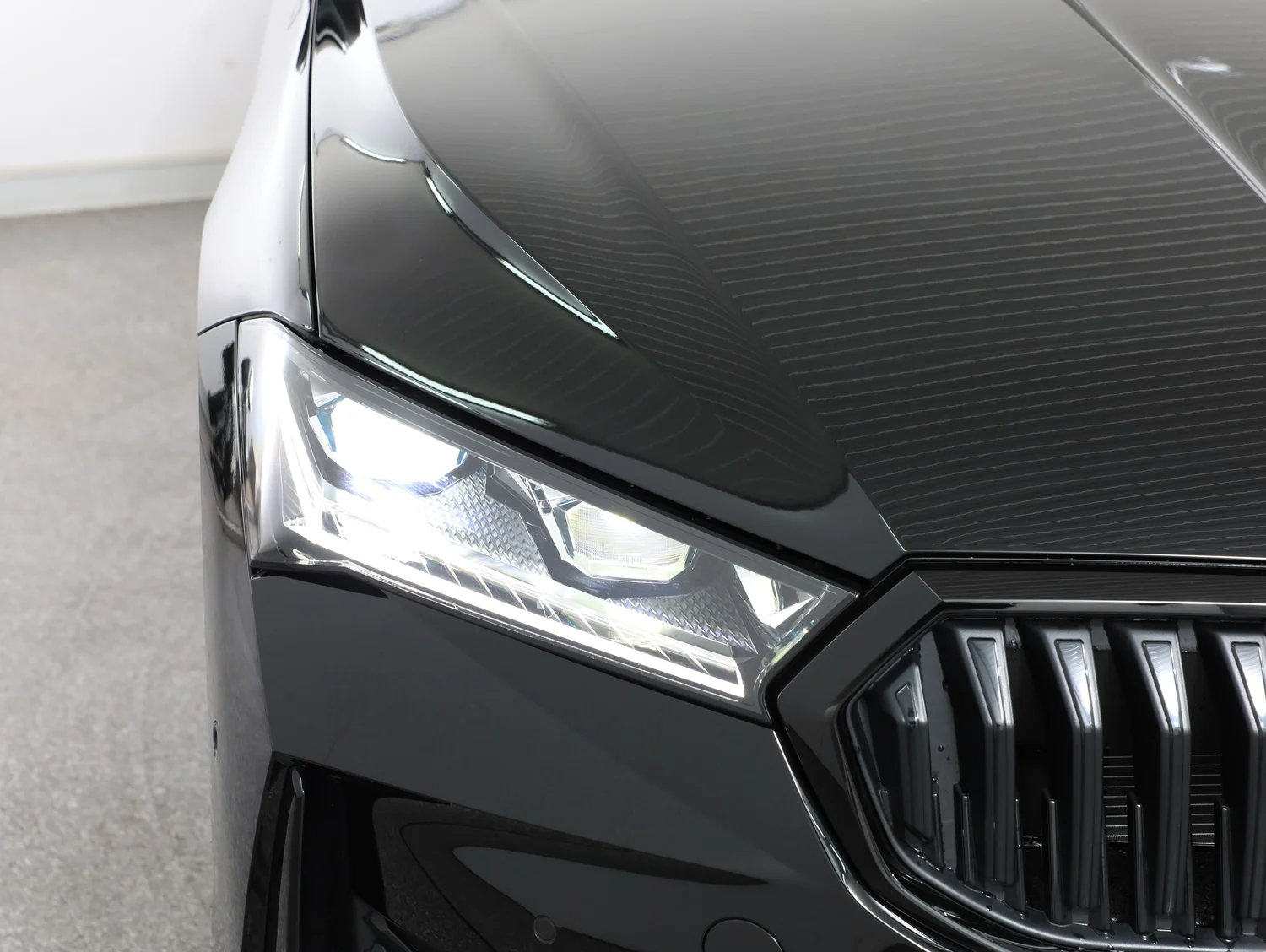 Bild eines Škoda Superb Combi Sportline iV TSI DSG