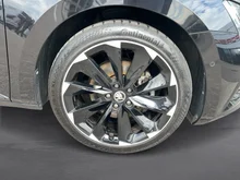Škoda Superb Combi iV SPORTLINE DSG in Black-Magic Perleffekt