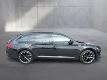 Škoda Superb Combi iV SPORTLINE DSG in Black-Magic Perleffekt
