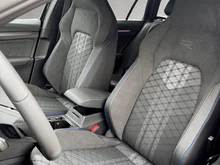 VW Golf Variant Sport mHeV DSG in Grenadillschwarz Metallic