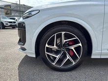 Audi SQ6 e-tron in 2Y Gletscherweiß Metallic