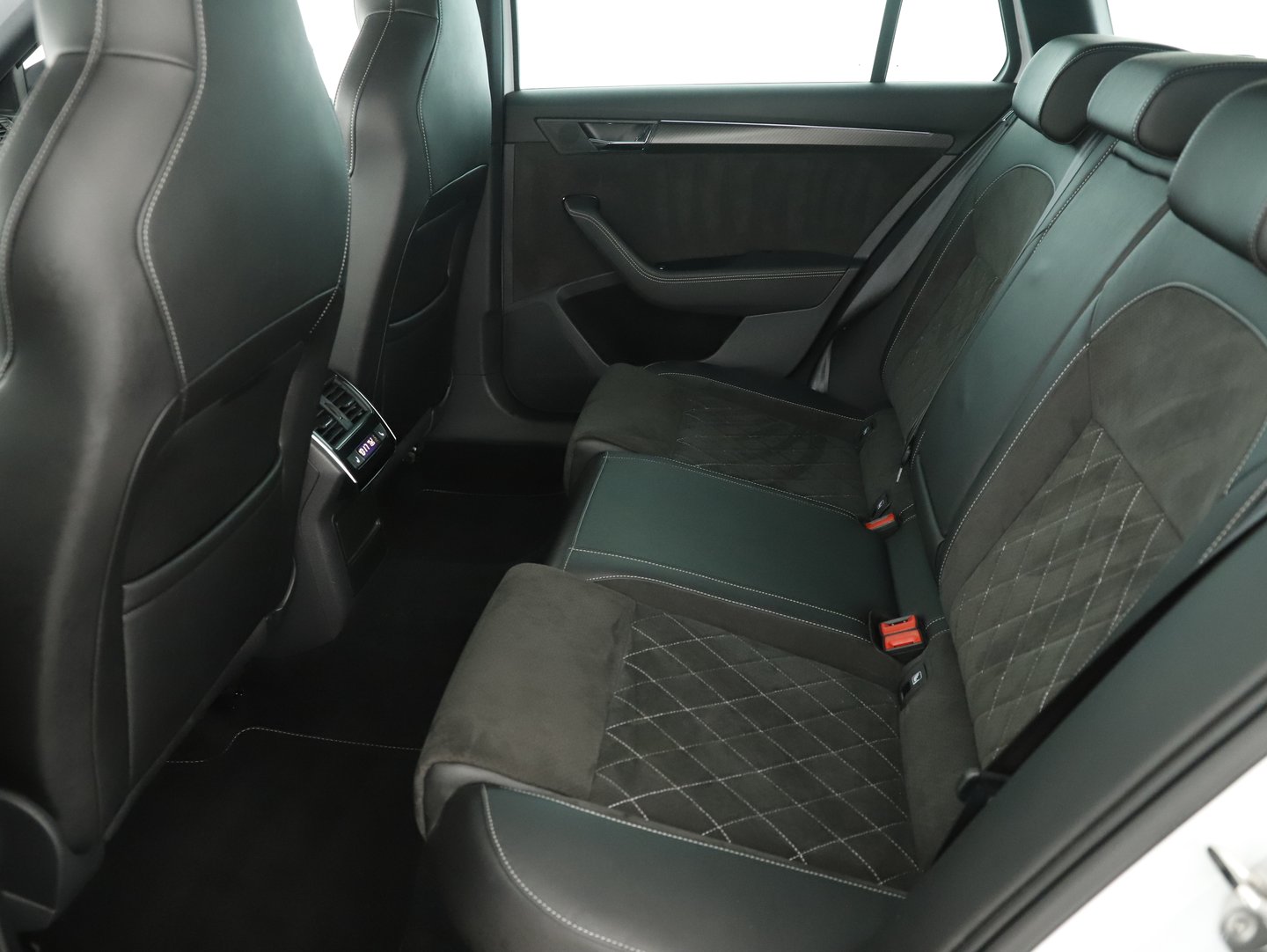 Škoda SUPERB Combi iV SPORTLINE DSG | Bild 9 von 14