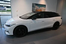 VW ID.7 Tourer GTX 4MOTION 250kW Business in Gletscherweiß Metallic Dach Schwarz