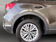 VW T-Roc Design TSI ACT DSG in Black Oak Brown Metallic